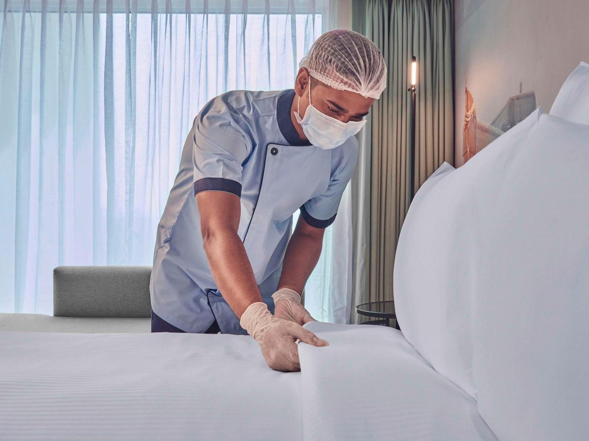 Novotel Mumbai International Airport Zewnętrze zdjęcie A hotel housekeeper making a bed